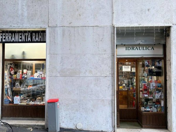 negozio in vendita a Roma in zona Tomba di Nerone