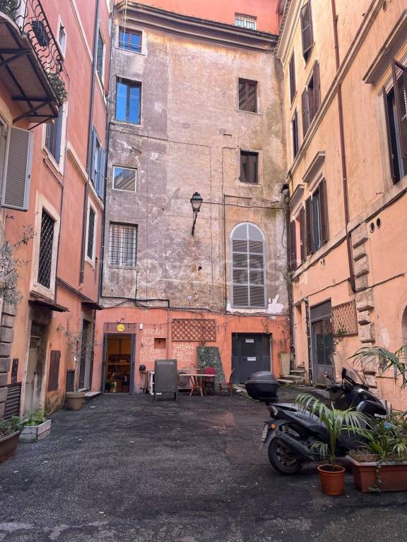 negozio in vendita a Roma in zona Parione/Sant'Eustachio