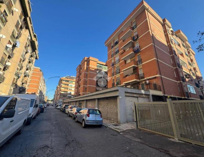 locale commerciale in vendita a Roma in zona Magliana Vecchia