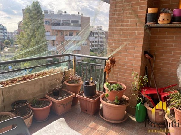 appartamento in vendita a Roma in zona Pantan Monastero