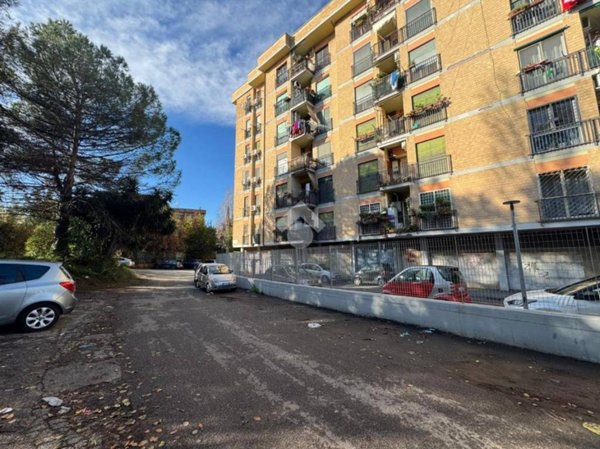 negozio in vendita a Roma in zona Portuense