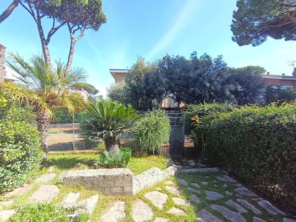casa indipendente in vendita a Roma in zona Casal Palocco