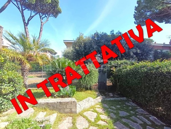 casa indipendente in vendita a Roma in zona Casal Palocco