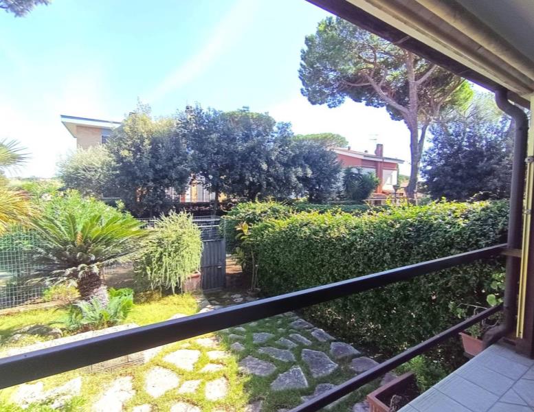 casa indipendente in vendita a Roma in zona Casal Palocco