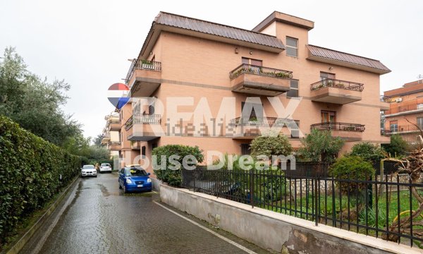appartamento in vendita a Roma in zona Case Rosse