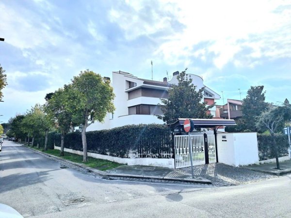 casa indipendente in vendita a Roma in zona Axa