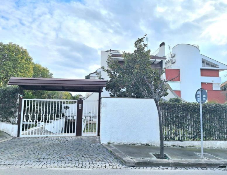 casa indipendente in vendita a Roma in zona Axa