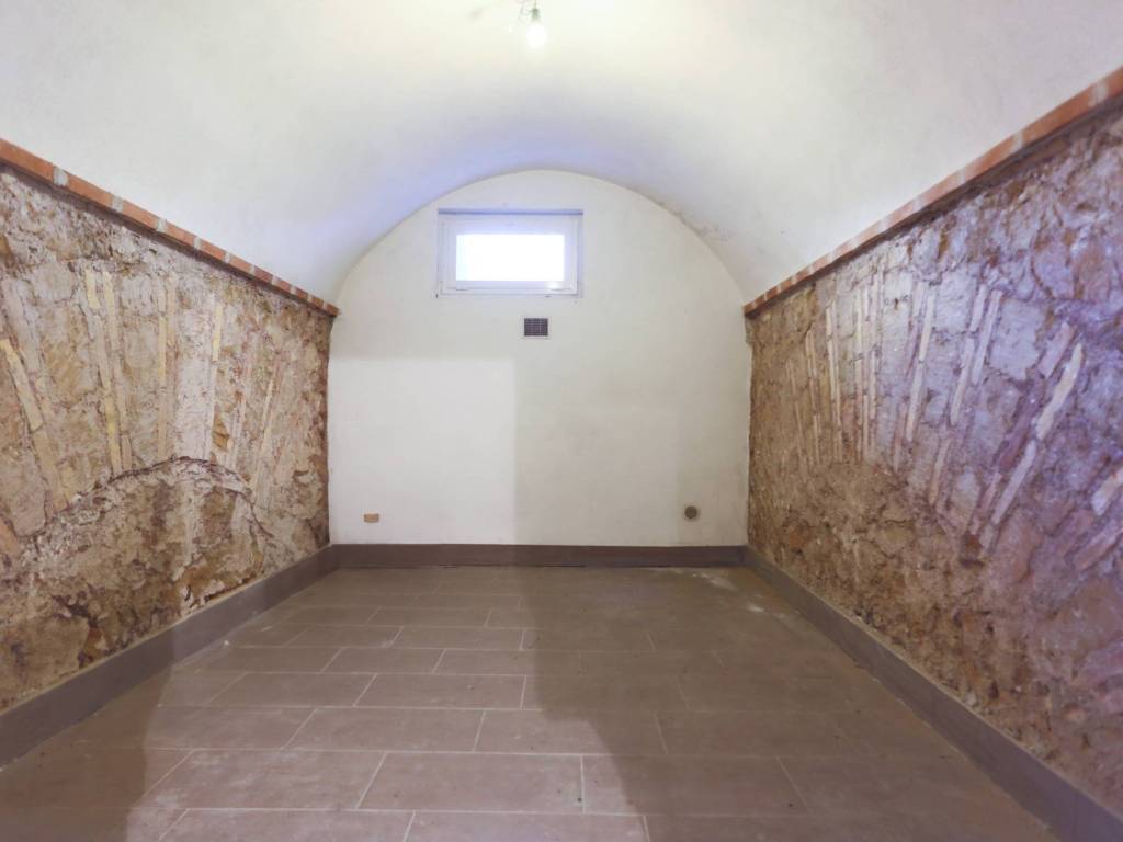 locale commerciale in vendita a Roma in zona Castro Pretorio