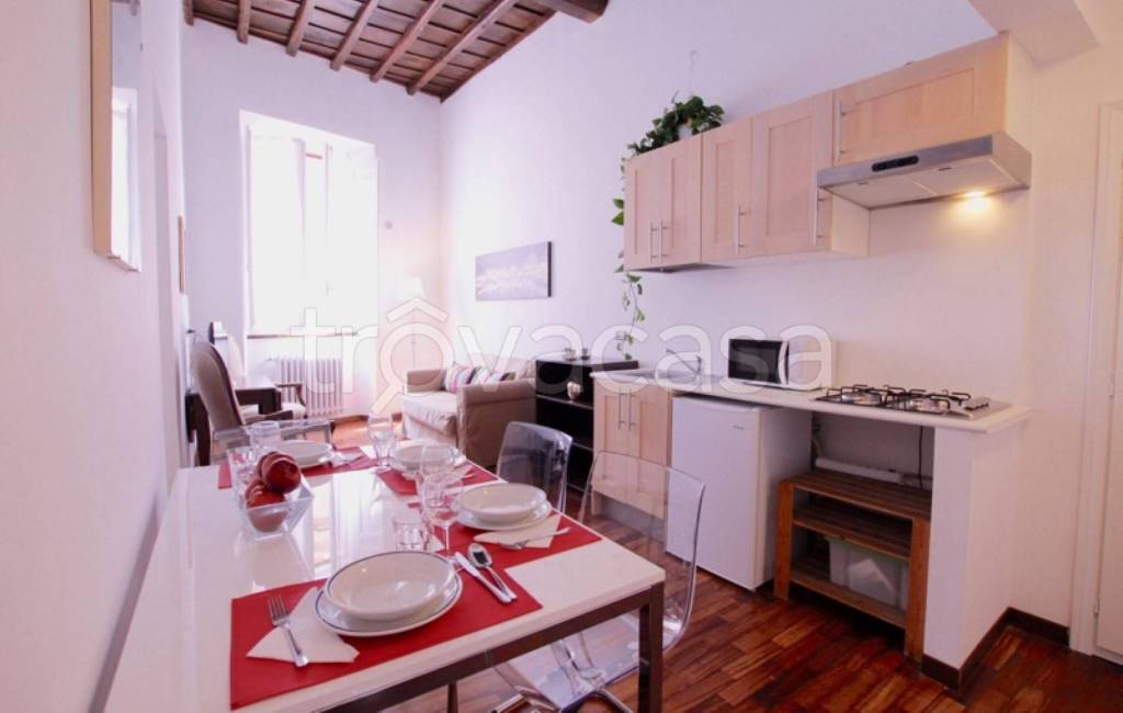 appartamento in vendita a Roma in zona Rione Regola