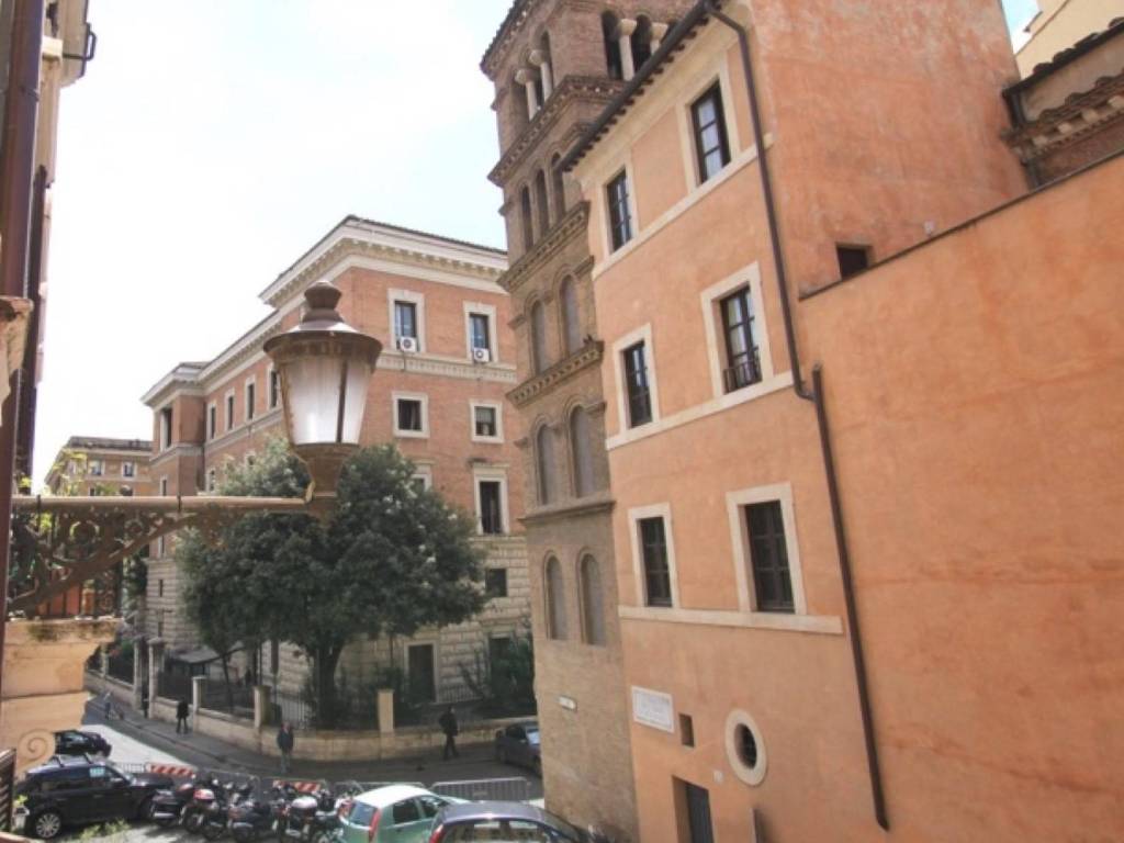 appartamento in vendita a Roma in zona Parione/Sant'Eustachio