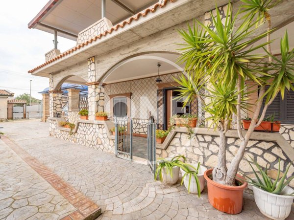 casa indipendente in vendita a Roma in zona Finocchio