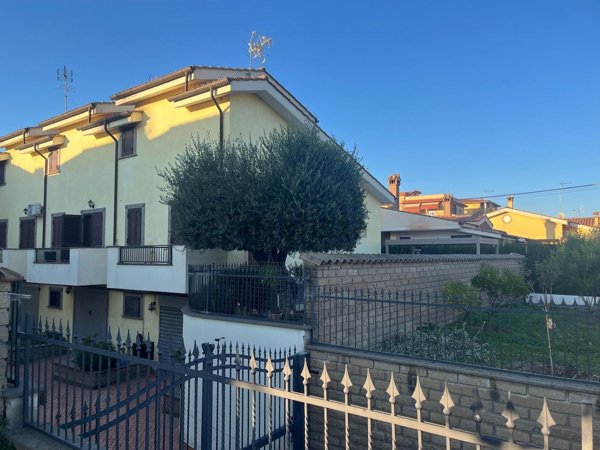 casa indipendente in vendita a Roma in zona Pantan Monastero