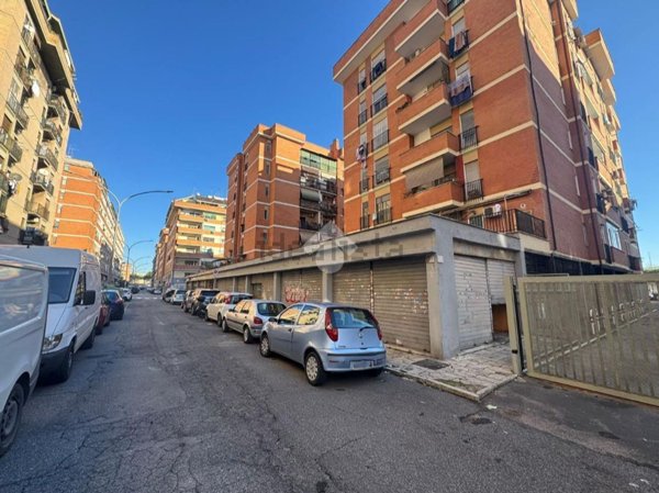locale commerciale in vendita a Roma in zona Portuense