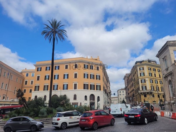 locale commerciale in vendita a Roma in zona Trevi-Colonna