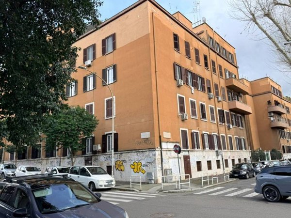 appartamento in vendita a Roma in zona Ostiense