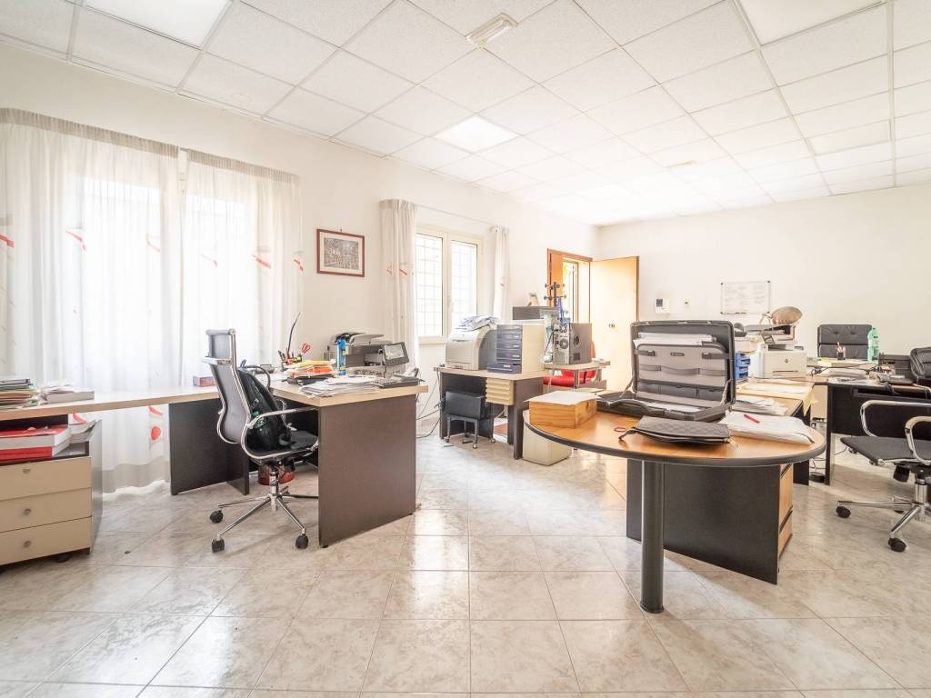 ufficio in vendita a Roma in zona Appio Pignatelli