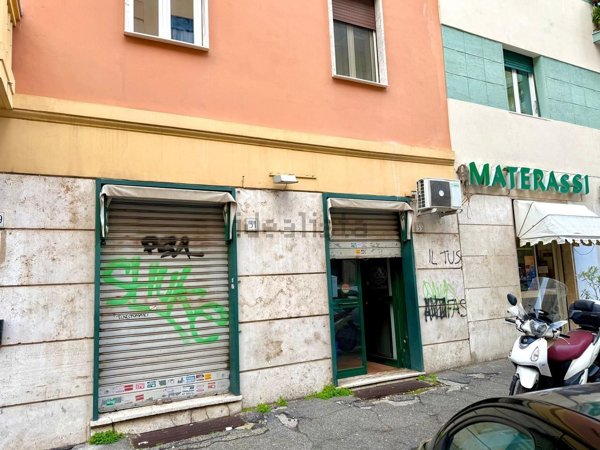 locale commerciale in vendita a Roma in zona Tuscolano