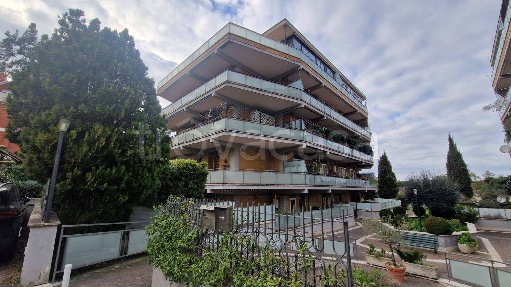 appartamento in vendita a Roma in zona Tomba di Nerone