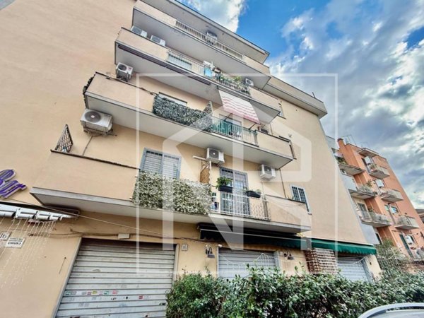 negozio in vendita a Roma in zona Torre Maura
