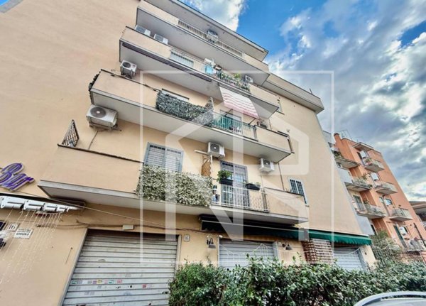negozio in vendita a Roma in zona Torre Maura