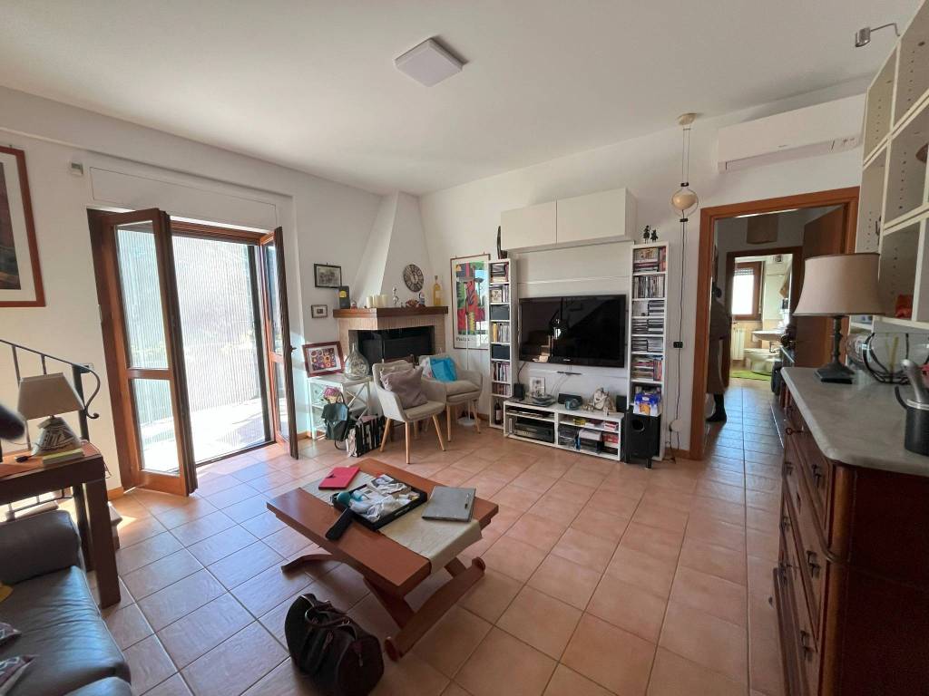 appartamento in vendita a Roma in zona Pantan Monastero