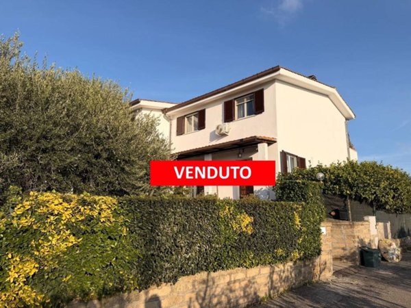 appartamento in vendita a Roma in zona Pantan Monastero