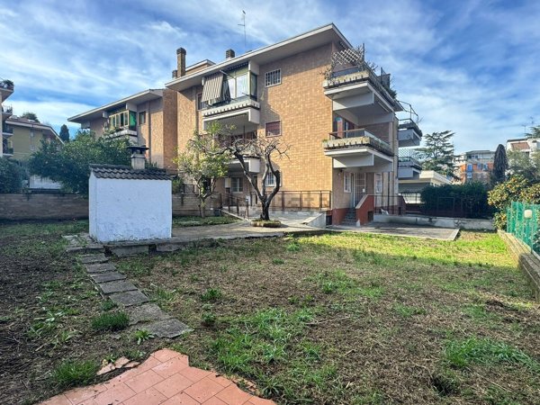appartamento in vendita a Roma in zona Tomba di Nerone