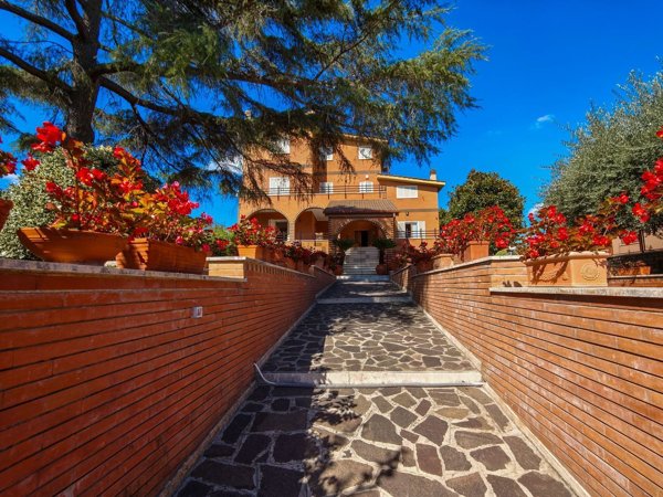 casa indipendente in vendita a Roma in zona Valle Santa