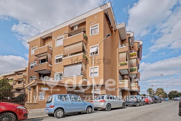 appartamento in vendita a Roma in zona Axa