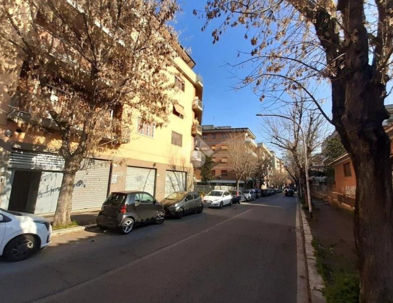 locale commerciale in vendita a Roma in zona Portuense