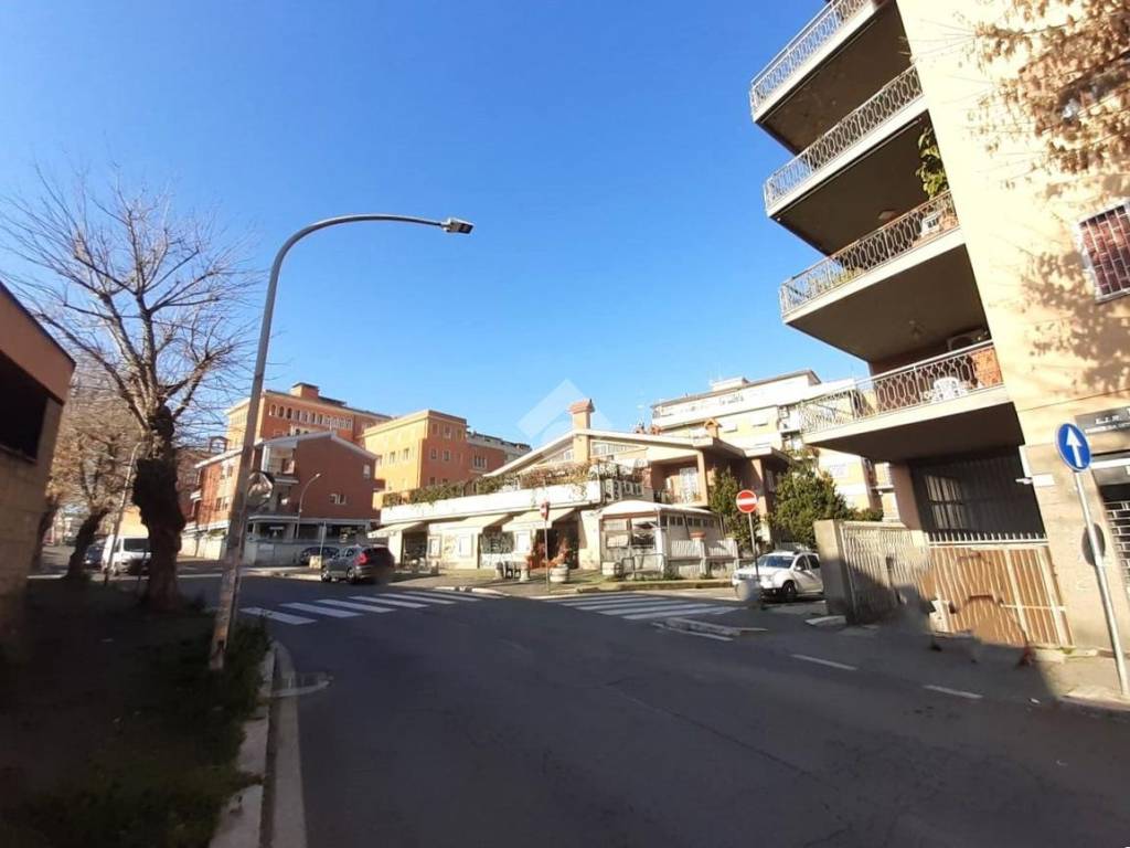 locale commerciale in vendita a Roma in zona Portuense