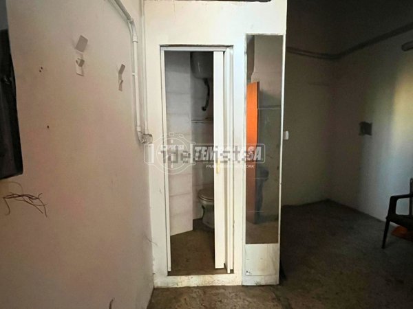 locale commerciale in vendita a Roma in zona Tuscolano