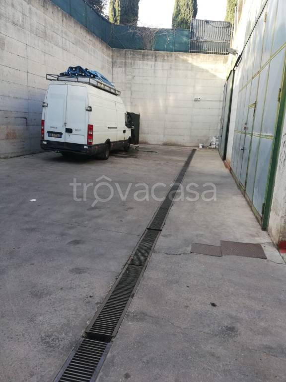 locale commerciale in vendita a Roma in zona Castel di Leva