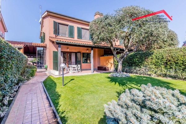 casa indipendente in vendita a Roma in zona Infernetto