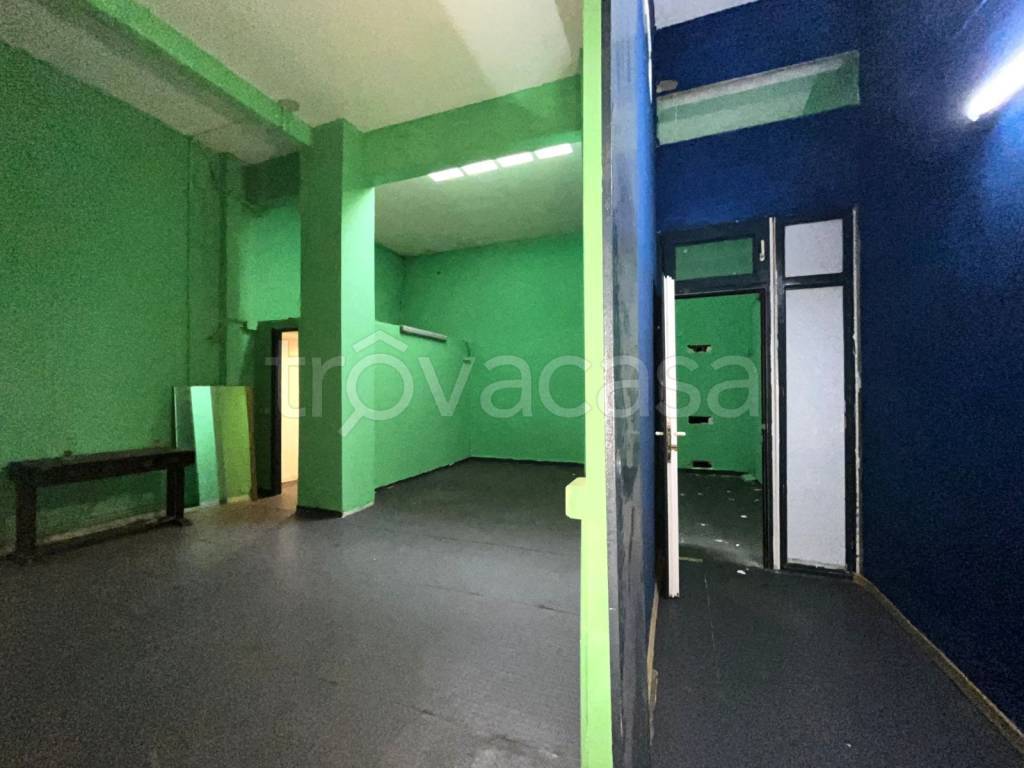 negozio in vendita a Roma in zona Cinecittà