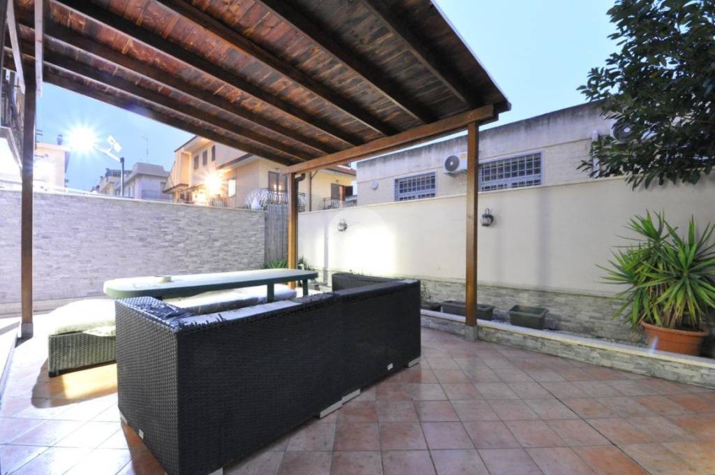 casa indipendente in vendita a Roma in zona Finocchio