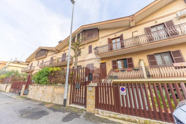casa indipendente in vendita a Roma in zona Finocchio