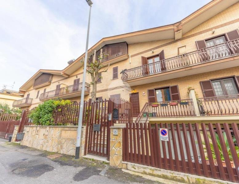 casa indipendente in vendita a Roma in zona Finocchio