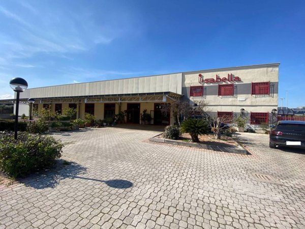 locale commerciale in vendita a Roma in zona Tor Vergata/Torrenova