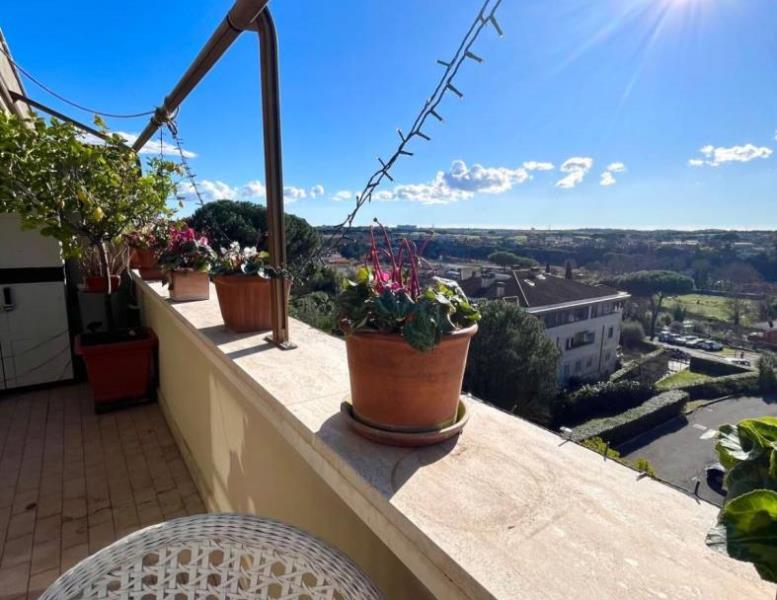 appartamento in vendita a Roma in zona Valle Muricana