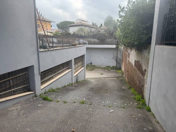 locale di sgombero in vendita a Roma in zona Casal Morena
