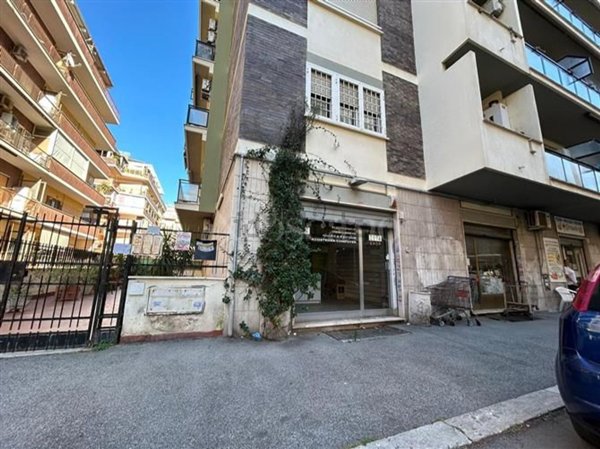 locale commerciale in vendita a Roma in zona Ostia