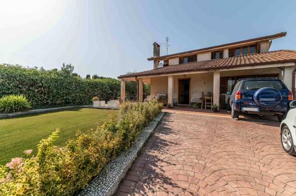 casa indipendente in vendita a Roma in zona Casal Monastero