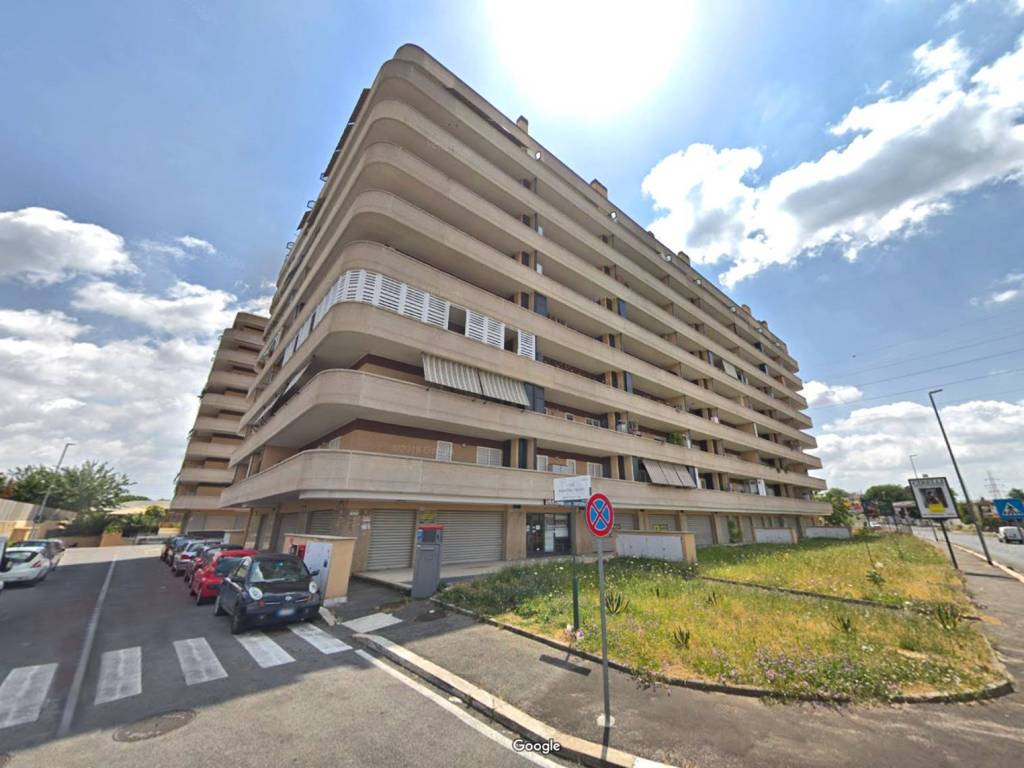 negozio in vendita a Roma in zona Torre Maura