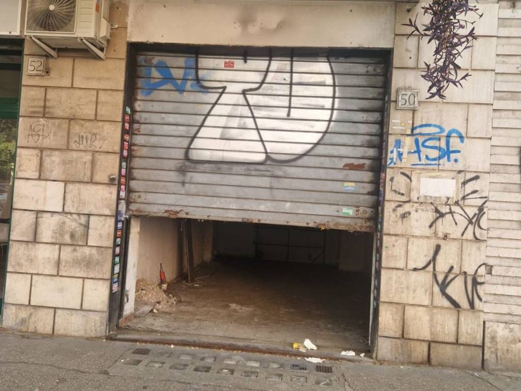 negozio in vendita a Roma in zona Cinecittà