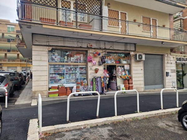 negozio in vendita a Roma in zona Torrevecchia