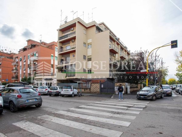 appartamento in vendita a Roma in zona Appio Claudio