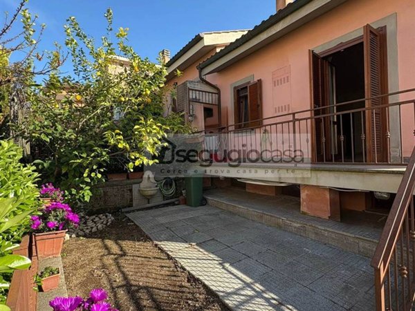 appartamento in vendita a Roma in zona Torrione Cerquetta