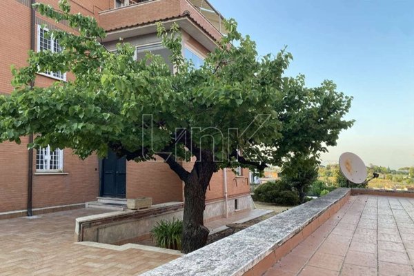 appartamento in vendita a Roma in zona Tomba di Nerone