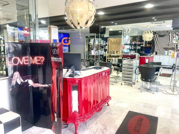 negozio in vendita a Roma in zona Cinecittà